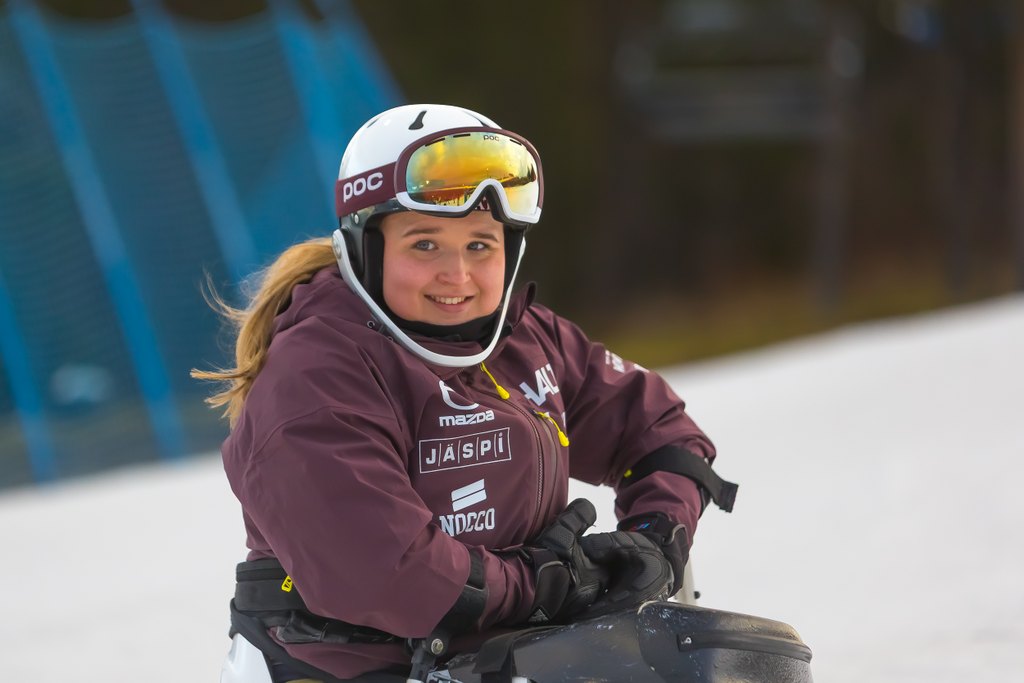 Nette Kiviranta hymyilemässä rinteessä.